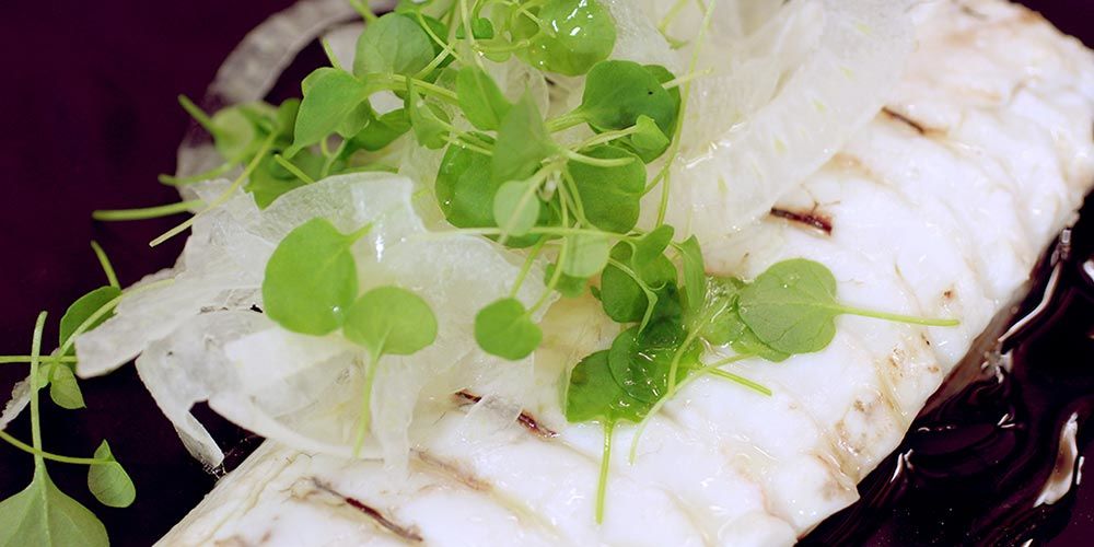 Dorada en costra de sal con salsa de espinacas y ensalada de hinojo
